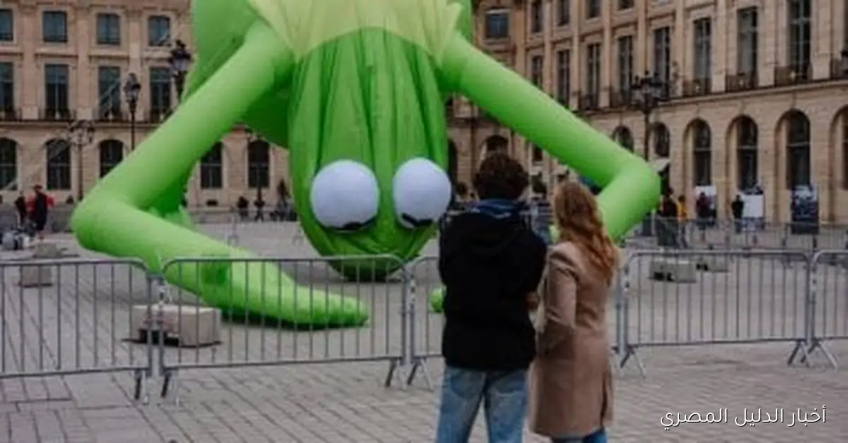 <p><strong>"بعد سرقة متحف اللوفر، ظهور الضفدع رينيه يجلب الأمل والبهجة إلى شوارع باريس – صور"</strong></p>