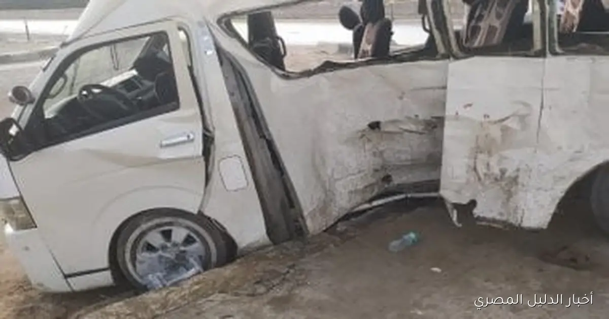 إصابة 13 شخصًا في حادث انقلاب ميكروباص على طريق أبو سمبل