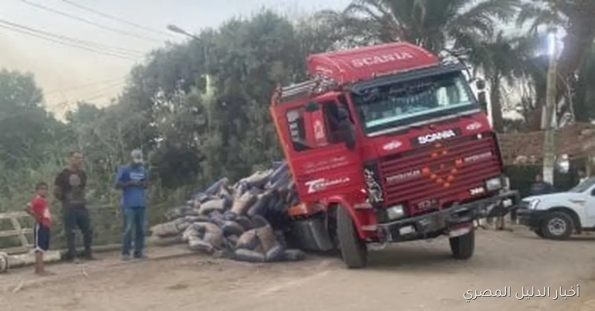 انقلاب شاحنة محملة بالأسمنت فوق كوبرى بقنا نتيجة هبوط أرضي