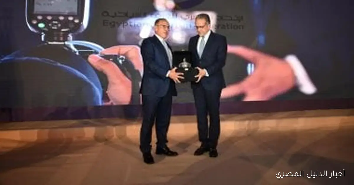 تسليم هدية فريدة من الأحجار الكريمة لخالد العناني من قبل حسام الشاعر