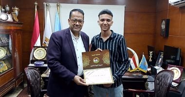 تكريم الطالب محمد عمارة بعد تحقيقه المركز الأول في مسابقة الملتقى الفكري بالغربية