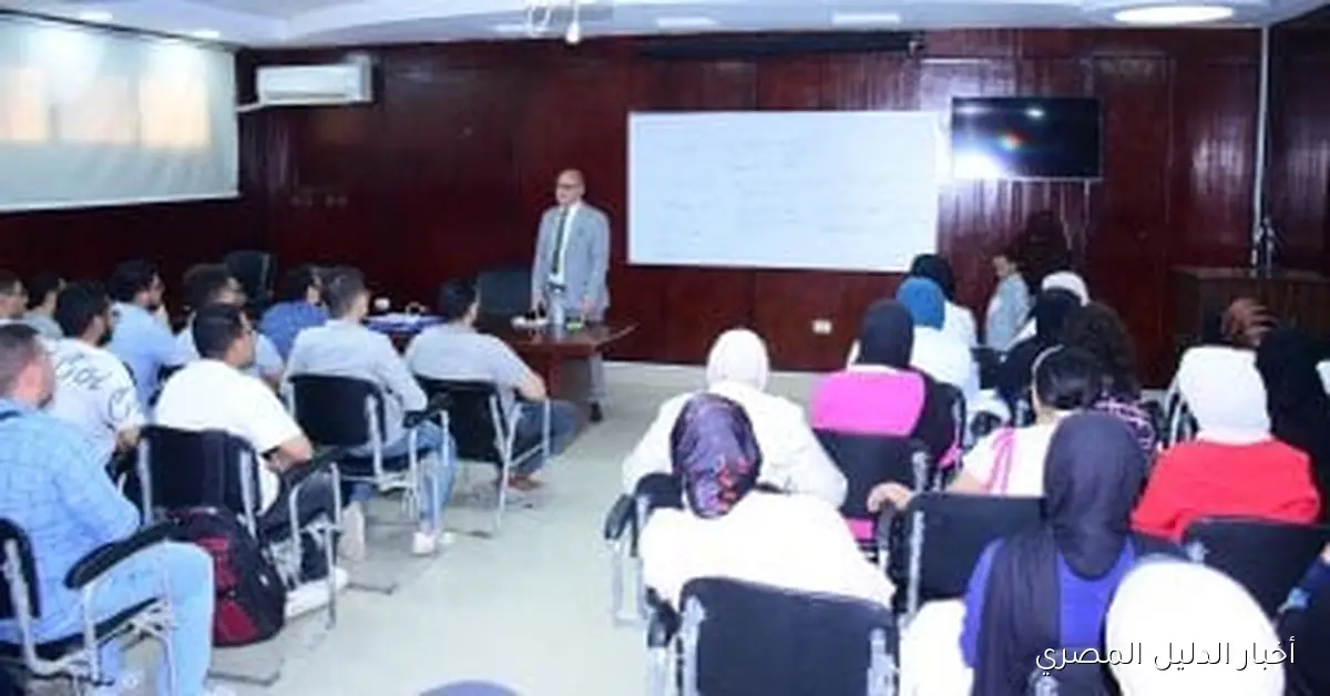 رئيس جامعة سوهاج يستعرض حالات إكلينيكية خلال درس عملي لطلاب كلية الطب