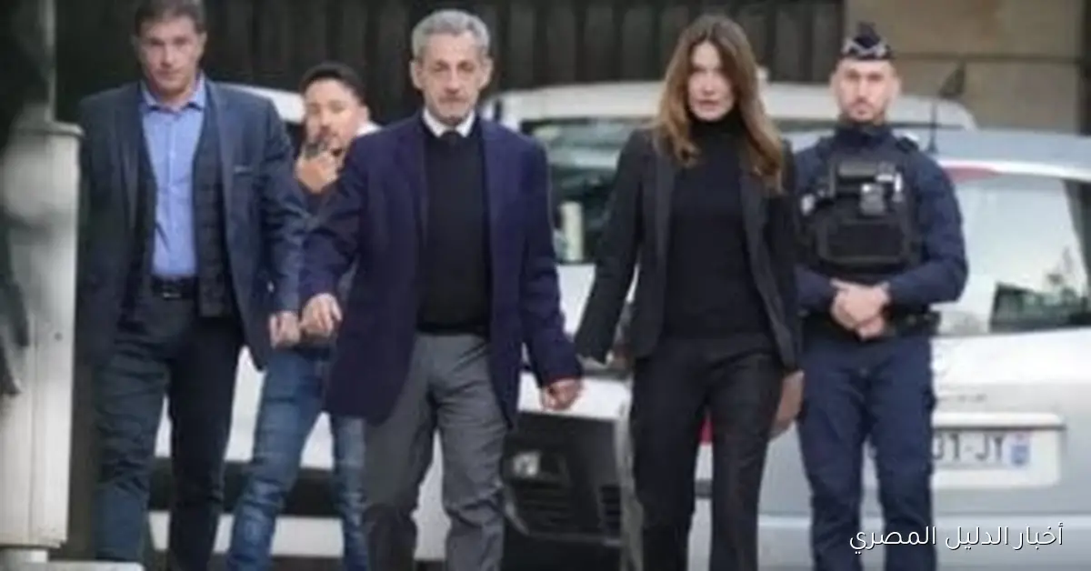 زوجة الرئيس الفرنسي السابق ترافقه إلى السجن وسط حشد من مؤيديه – فيديو