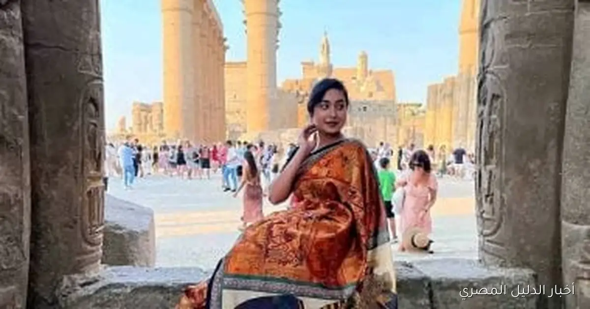 سائحة هندية تحتضن التراث الثقافي للساري في معبد الأقصر التاريخي – صور