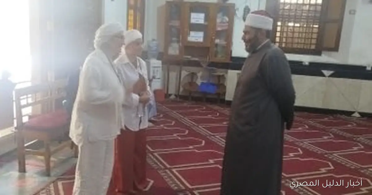 سائحتان فرنسيتان تستكشفان مسجد الوحشي في الأقصر وتسألان عن مفهوم القبلة واتجاهها – صور