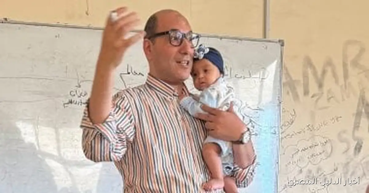 عميد كلية التجارة في كفر الشيخ يحمل رضيعة طالبة دراسات عليا خلال محاضرة تعليمية