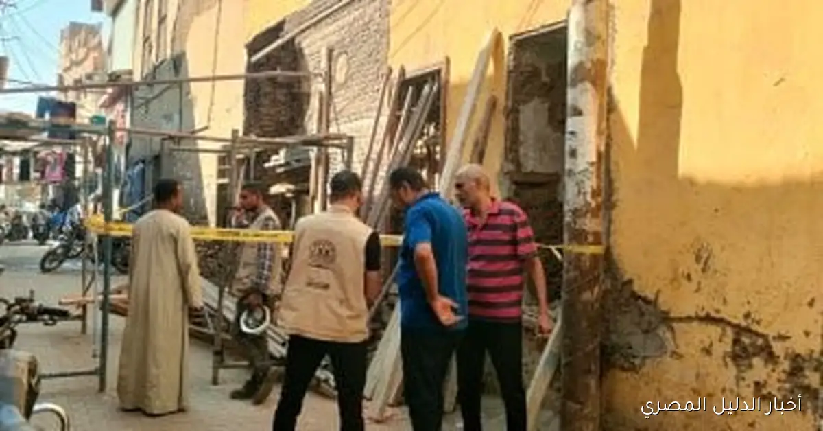 فريق أثري يبدأ تحقيقاته في انهيار جزئي لواجهة منزل مدرج ضمن قائمة الآثار الإسلامية – صور