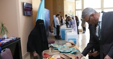 محافظ أسوان يزور معرض المشغولات اليدوية خلال فعاليات منتدى السلام