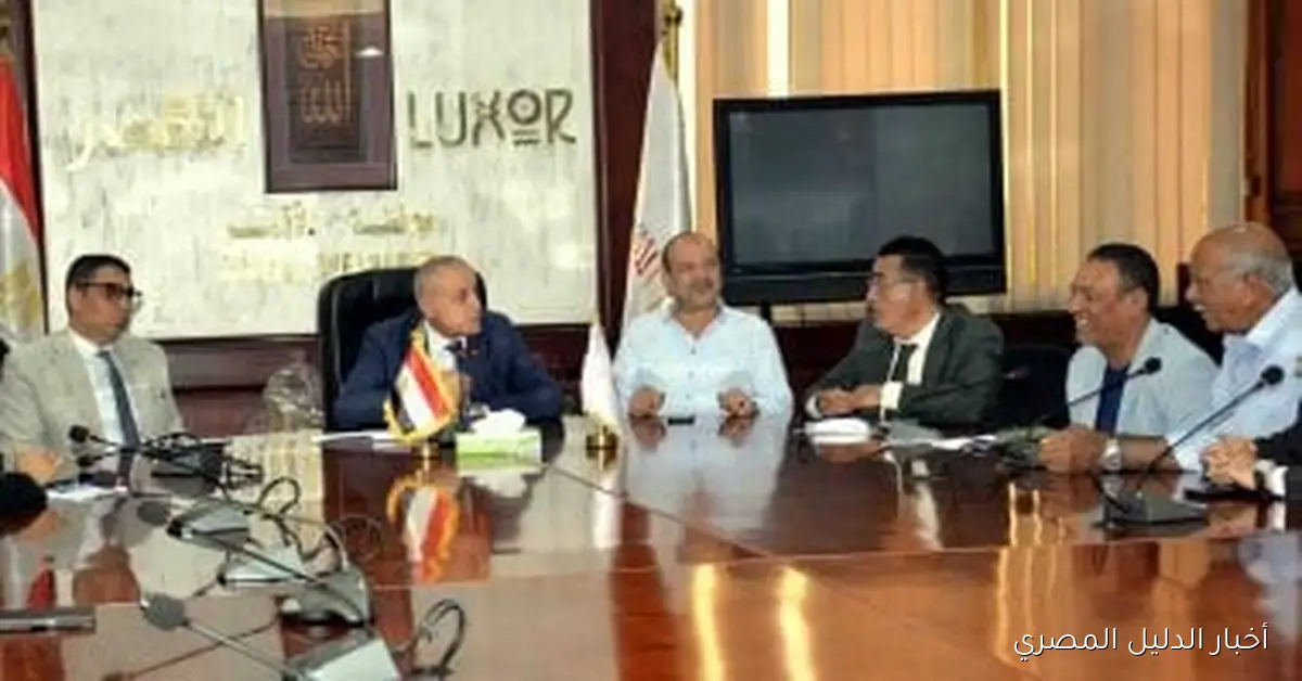 محافظ الأقصر يترأس اجتماعًا للرقابة على الأسواق وضبط الأسعار: تفاصيل وصور