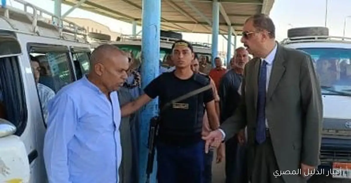 محافظ سوهاج يقوم بجولة ميدانية لمتابعة تطبيق التعريفة الجديدة في المواقف العامة