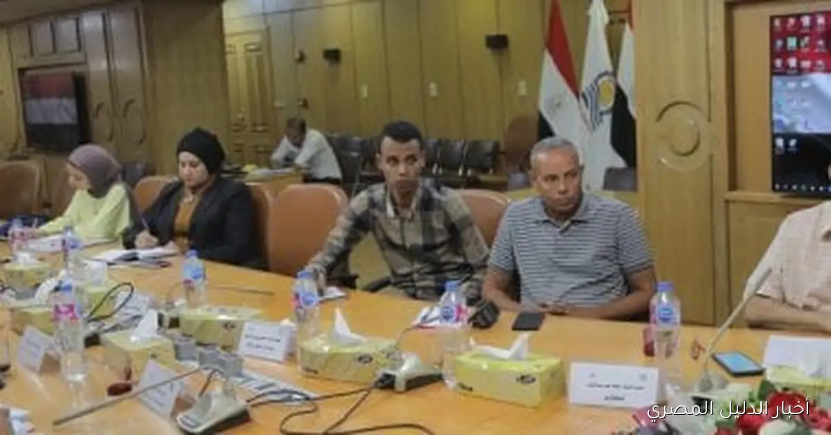 محافظ قنا يناقش استراتيجيات تسريع تنفيذ مشروعات الخطة الاستثمارية لتعزيز جودة حياة المواطنين