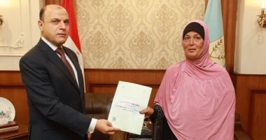 محافظ كفر الشيخ يوزّع 6 عقود تقنين ويُنهى تسليم 1495 عقدا