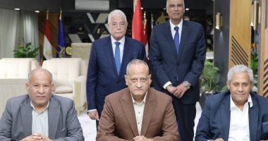 مستشار رئيس الجمهورية ومحافظ أسوان يوقعان اتفاقية لتعزيز تنفيذ مشروع المدرسة