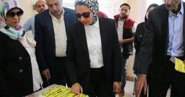 نائب محافظ الوادي الجديد تتابع الالتزام بالتعريفة الجديدة في موقف الخارجة