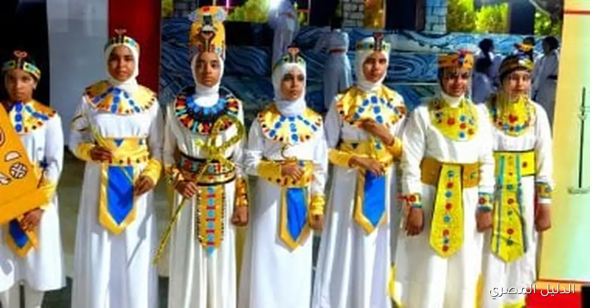 طالبات مدارس الداخلة يتألقن بزي فرعوني من تصميمهن خلال احتفالات المتحف المصري الكبير