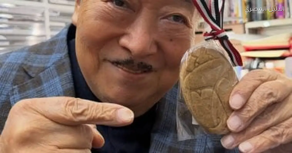 عالم آثار ياباني يعبر عن سعادته بتلقي كعكة جعران من السفارة المصرية