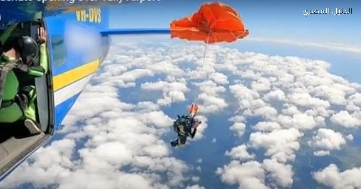 مظلة تتشابك مع طائرة وطيار يواجه تحديات للبقاء على قيد الحياة