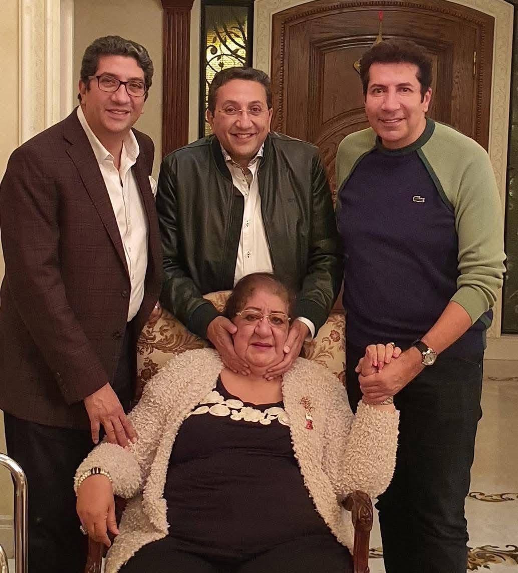 هاني رمزي رفقة أشقائه ووالدته الراحلة