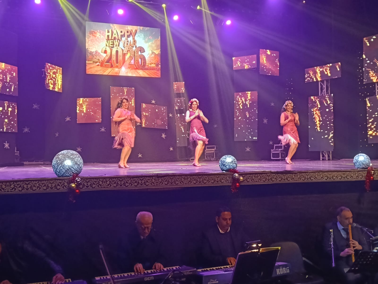 تامر عبدالمنعم يحتفل مع جمهور مسرح البالون في ليلة رأس السنة ..صور 