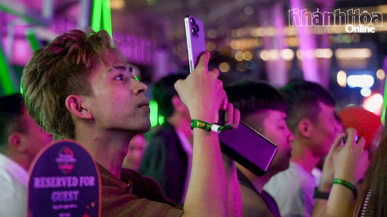 التقط الحضور باهتمام لحظات لا تُنسى من العرض. الصورة: أ.د.