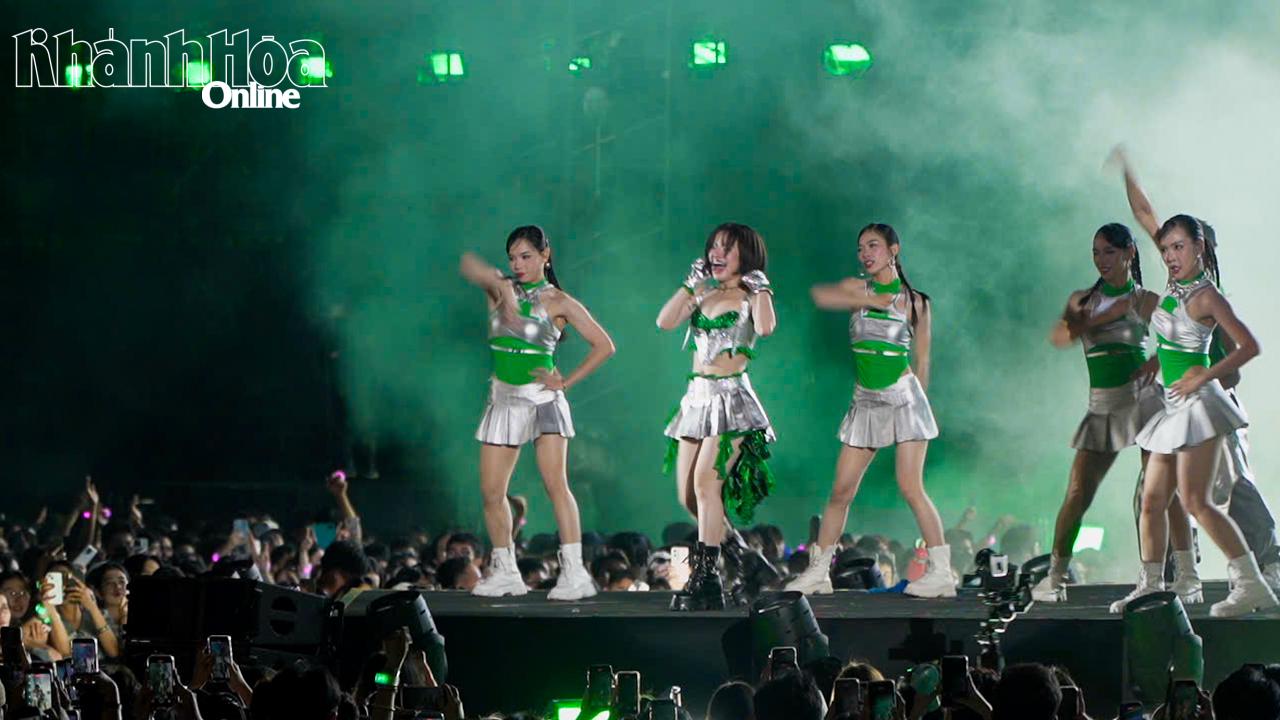 أداء المغني لام باو نغوك. الصورة: أ.د.