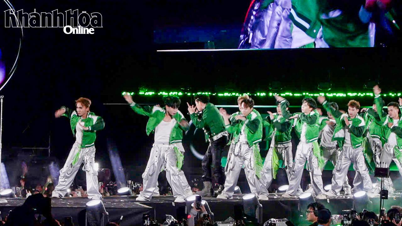 أضفت الموسيقى والرقص في العرض لحظات من المشاعر الجياشة على الجمهور. الصورة: أ.د.