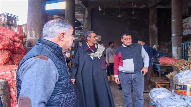 محافظ الإسكندرية خلال جولته