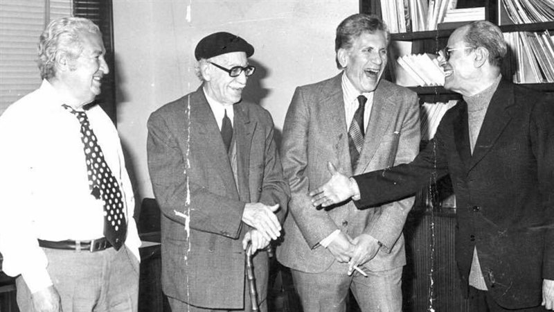 احسان مع زملائه محفوظ والحكيم وادريس