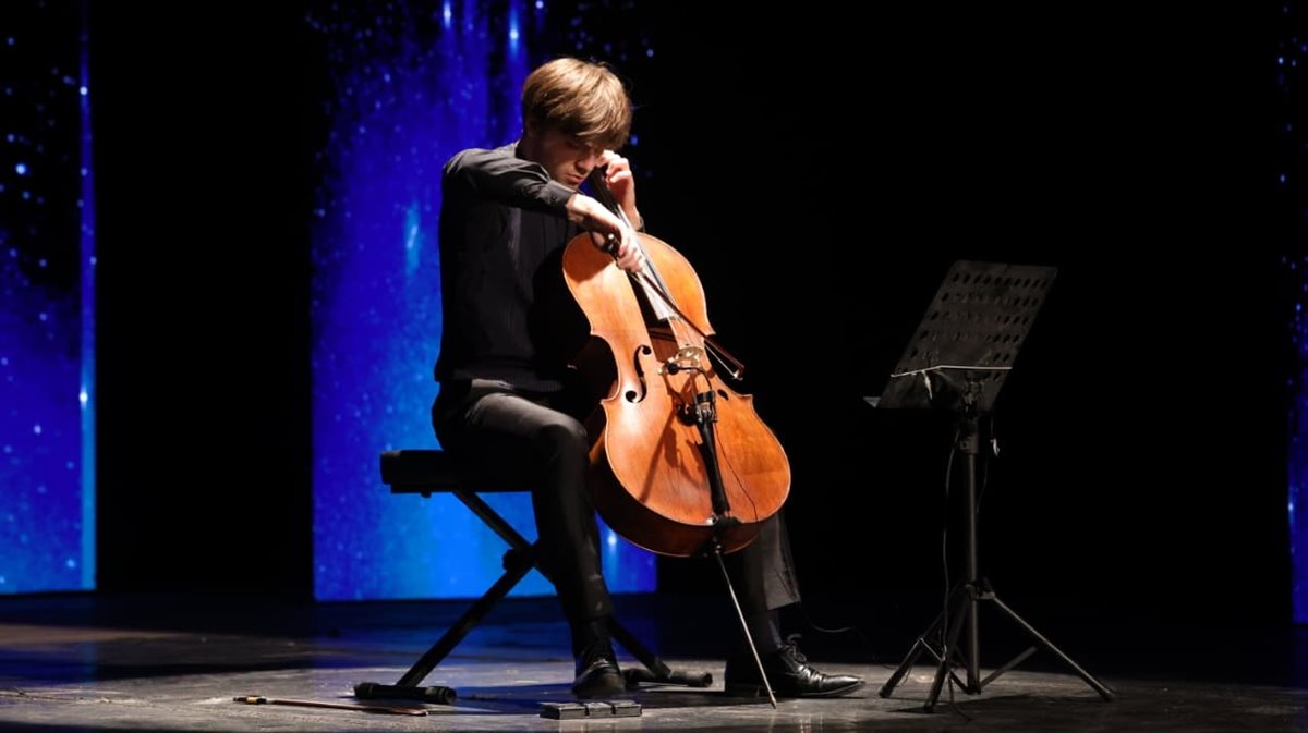 حفل عازف التشيللو الإيطالي إيتوري باجاني