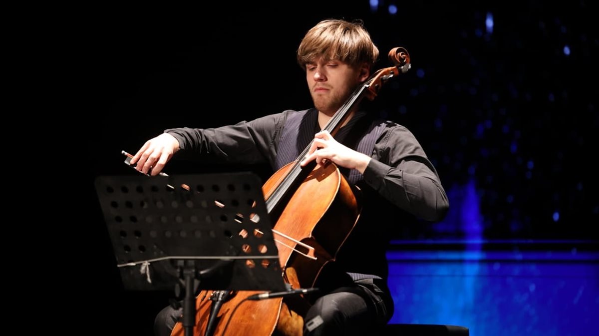 حفل عازف التشيللو الإيطالي إيتوري باجاني