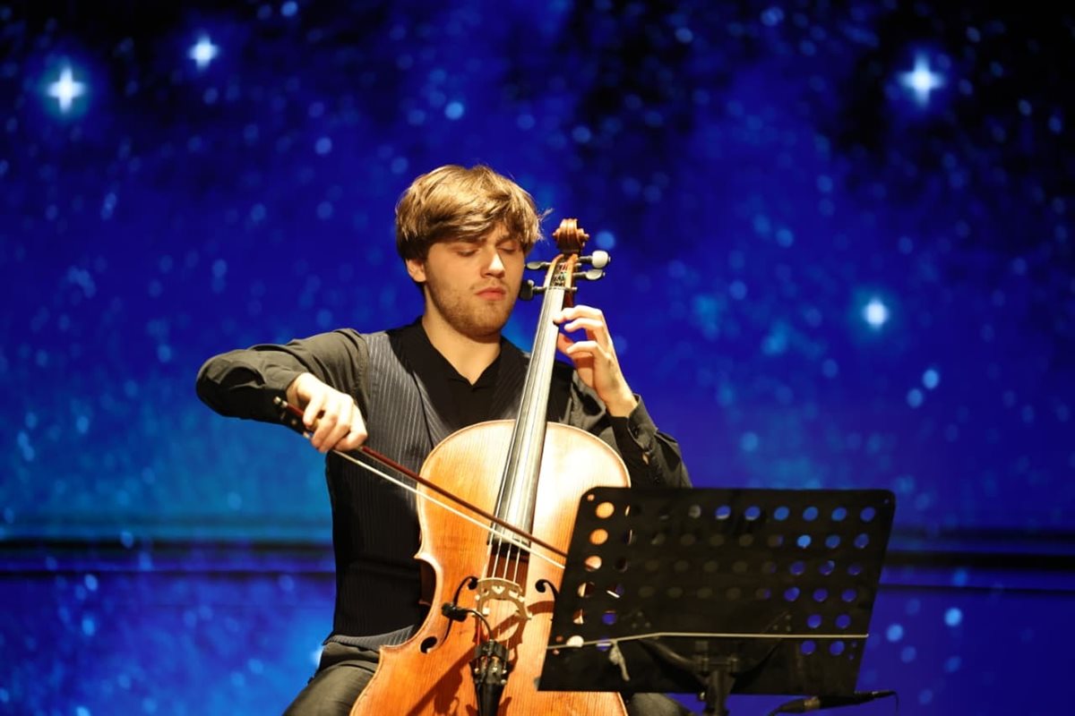 حفل عازف التشيللو الإيطالي إيتوري باجاني