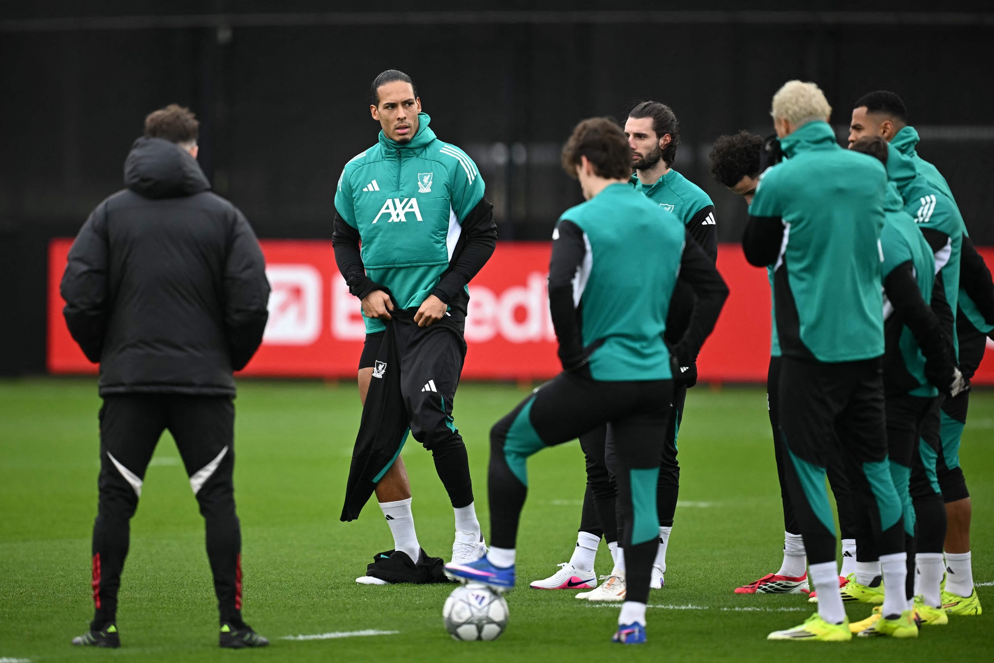 May be an image of soccer, football and text that says '4 il AXA อะ baed il' /></p>
<p><img decoding=