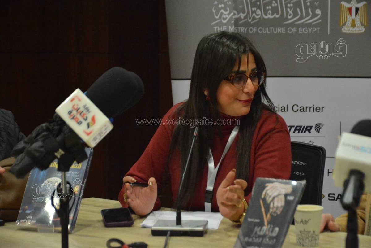 الكتاب على الطاولة