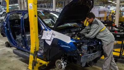 موظف يعمل على خط تجميع السيارات في مصنع رينو-نيسان بمدينة ملوسة المغربية، يوم 12 مارس 2018.