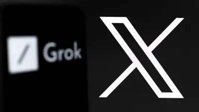 شعار «غروك» على شاشة الهاتف الذكي، وفي الخلفية شعار شبكة التواصل الاجتماعي إكس على شاشة الكمبيوتر، في مدينة رينو الأميركية، في يوم 12 نوفمبر 2024.