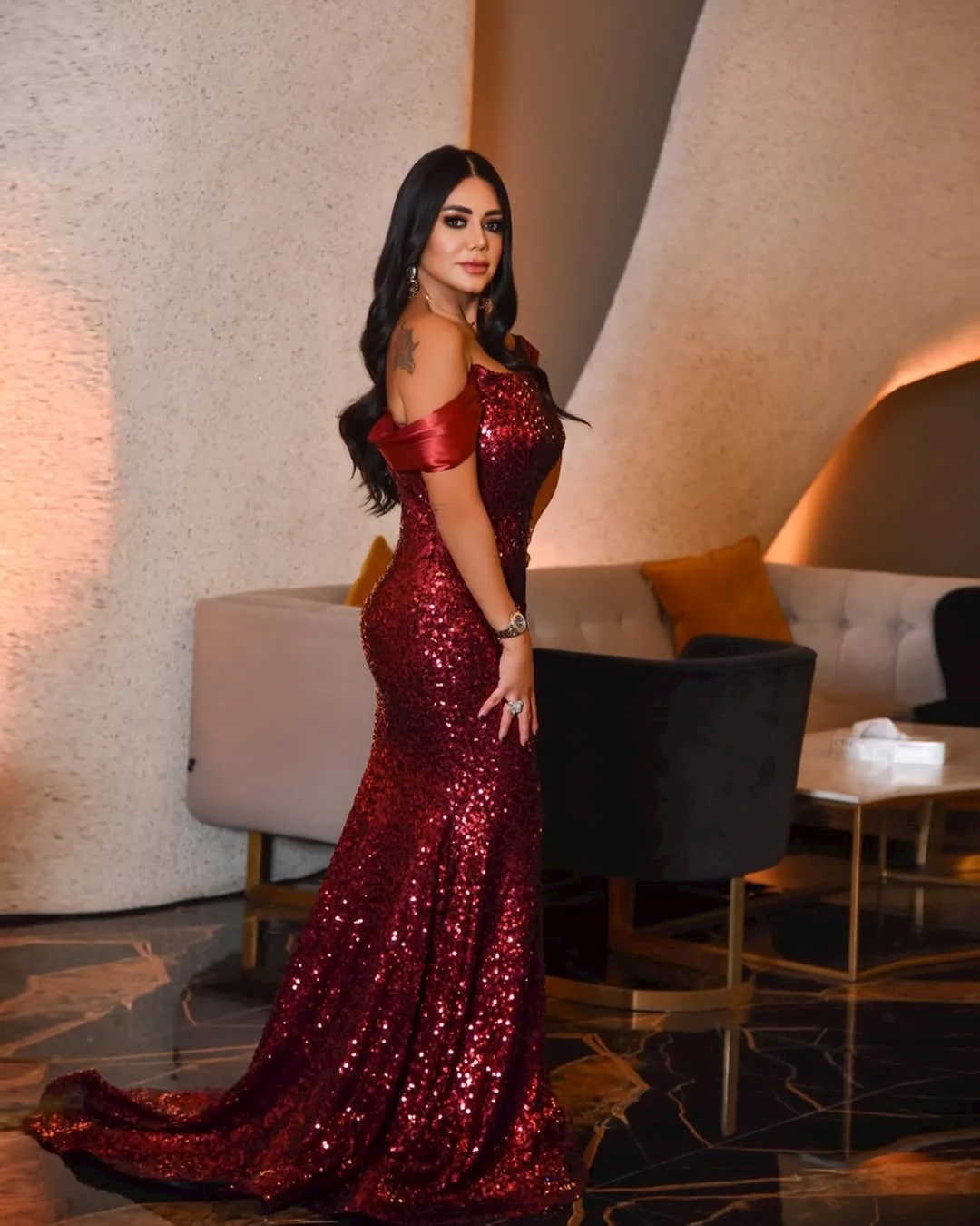 رانيا يوسف بفستان احمر جريء