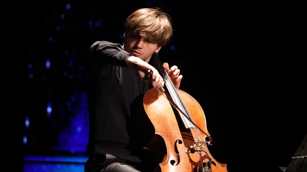 حفل عازف التشيللو الإيطالي إيتوري باجاني