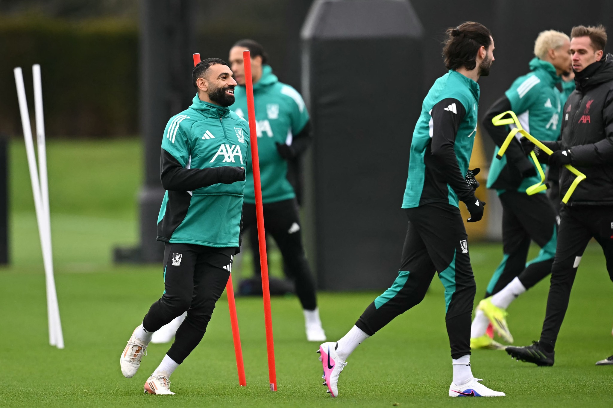 May be an image of football, soccer and text that says 'AXA ΑΑ1 (한 N' /></p>
<div class=