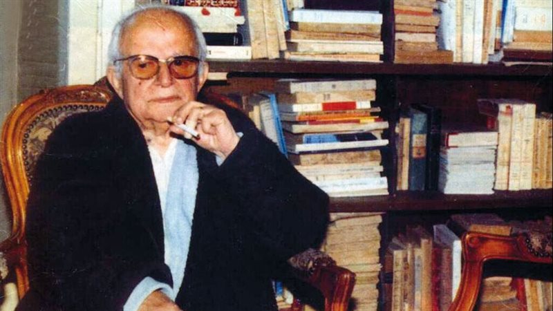 يحيى حقى فى مكتبته