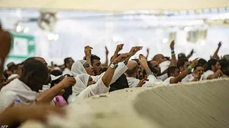 الحجاج يستمرون في رمي الجمرات بينما يغادر المتعجلون “منى”