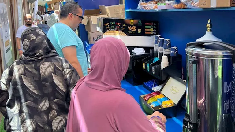 خدمات متنوعة للحجاج في مخيمات منى تشمل الطعام والمشروبات والمثلجات