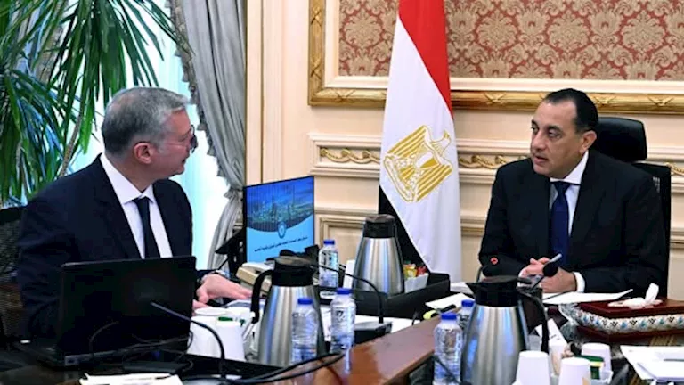 رئيس الحكومة يناقش مع وزير البترول مستجدات الإنتاج ومدفوعات الشركاء الأجانب
