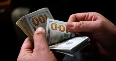 سعر الدولار يتراجع مقابل الجنيه في البنوك اليوم الاثنين