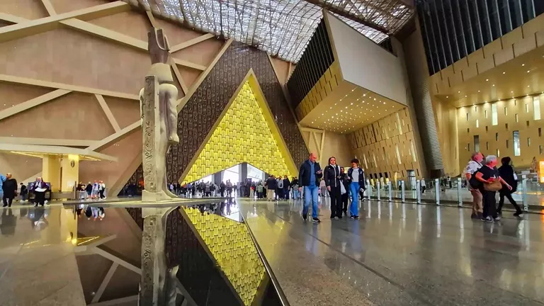 مصر تستقبل 15 ألف زائر يوميًا في المتحف الكبير مع ارتفاع الحركة السياحية بنسبة 15.6%